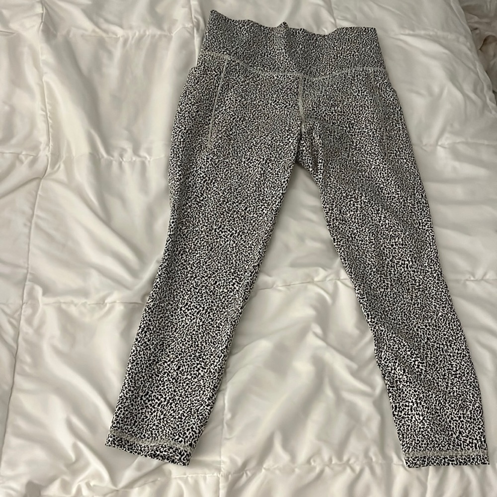Athleta leopard textured Salutation tight - Like New